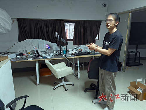 Công an đột kích 4 phòng livestream chứa hơn 20 chiếc điện thoại sáng suốt ngày đêm: phanh phui đường dây bán hàng giả trị giá 11 tỷ đồng, tịch thu 10.000 món đồ nhái - Ảnh 2