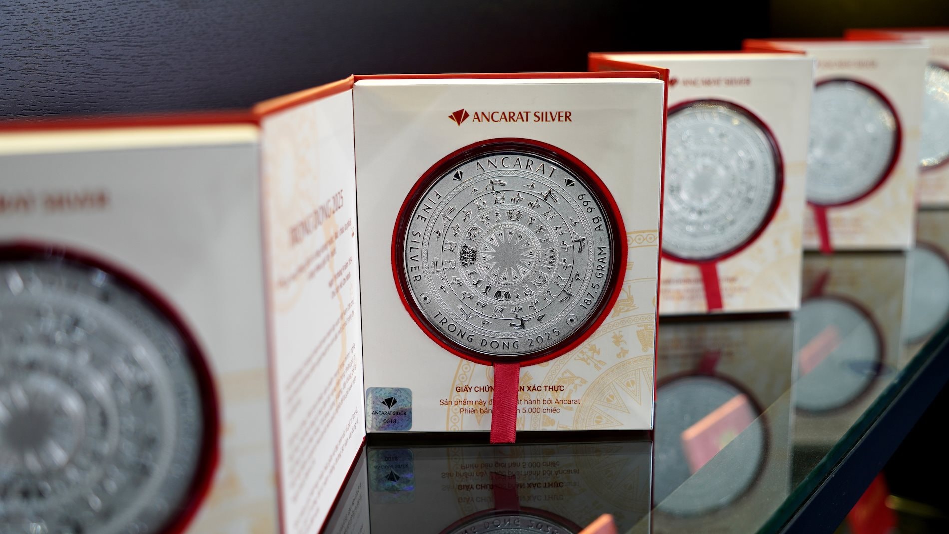 Giới trẻ săn tìm bạc kỷ niệm Quốc khánh 2/9, nhiều sản phẩm nhanh chóng hết sạch - Ảnh 3