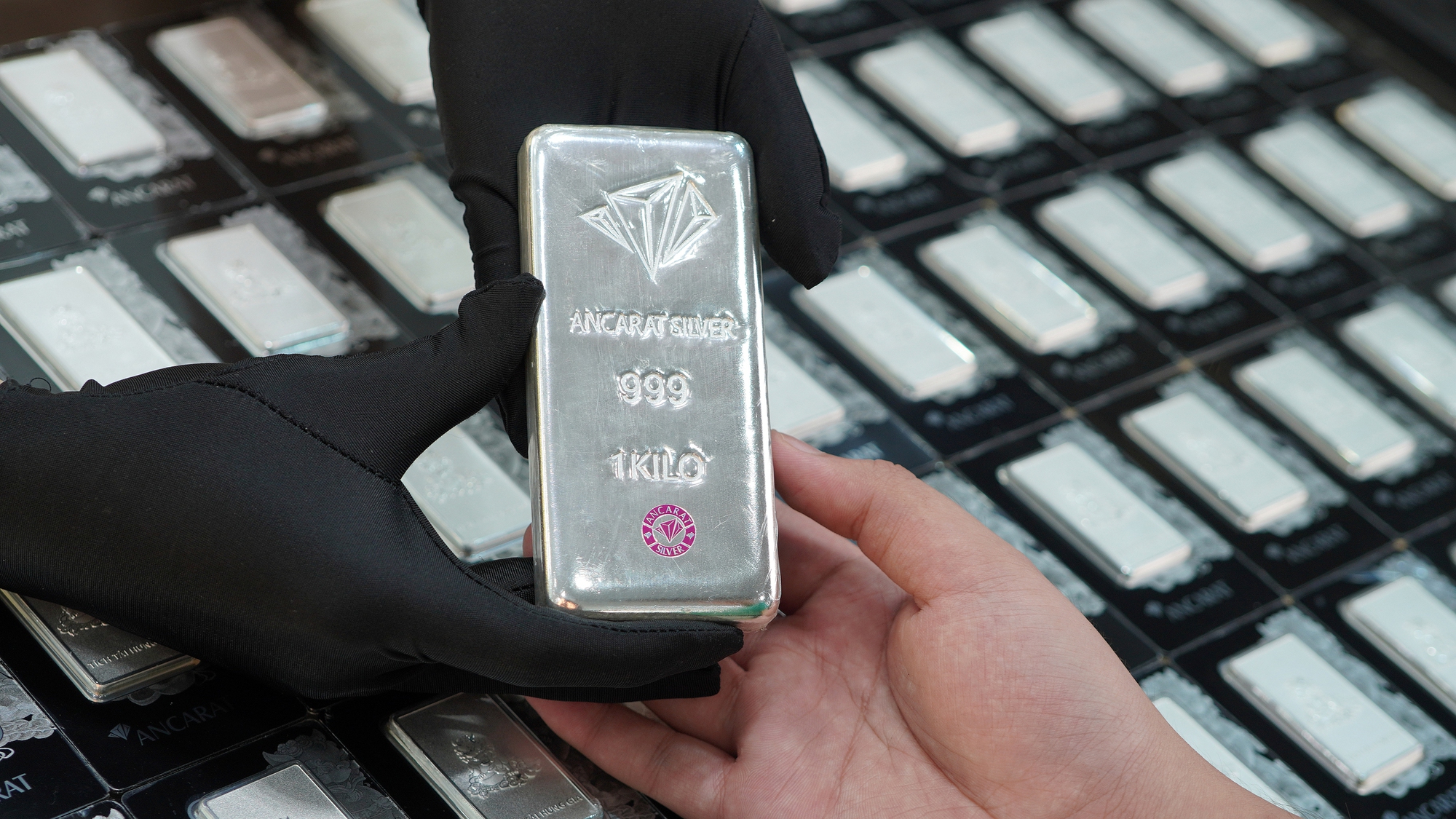 Giá bạc biến động nhẹ, chờ đợi các dữ liệu kinh tế Mỹ - Ảnh 1