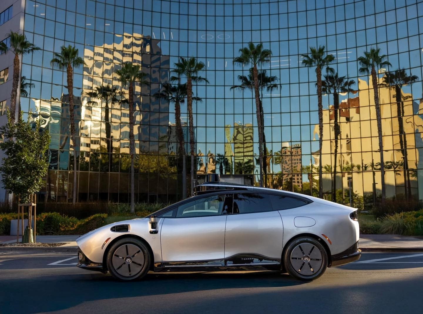 VinFast sản xuất xe điện tự lái đầu tiên trên thế giới, ai cũng mua được - Ảnh 4