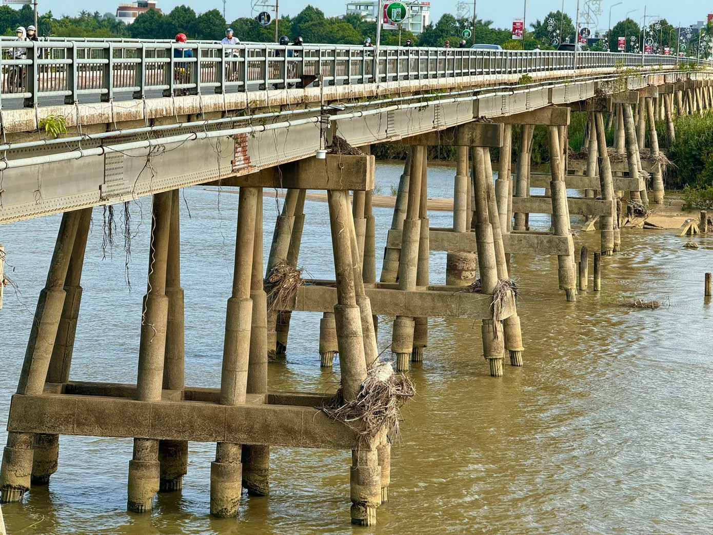 Cận cảnh cầu Trà Khúc 1 - biểu tượng 60 năm trước ngày được xây mới - Ảnh 15