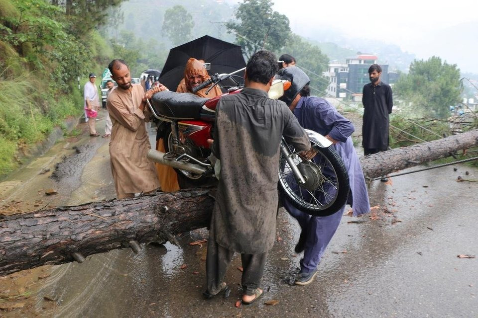 Thảm họa chồng chất vì mưa lớn ở Nam Á, hàng trăm người thiệt mạng chỉ trong một ngày - Ảnh 7