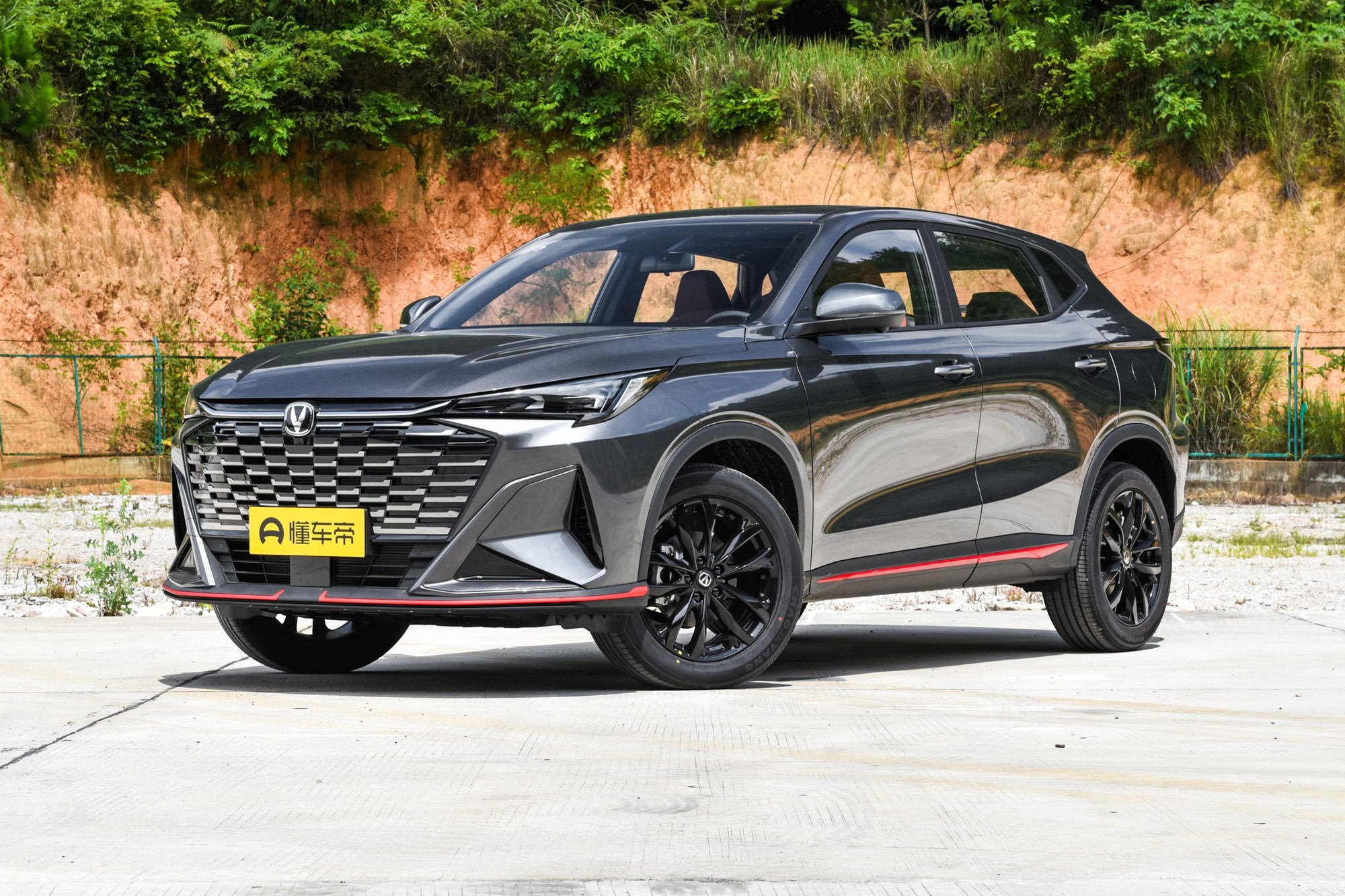 'Ông trùm' xe tải tại Việt Nam trình làng mẫu SUV ngang cỡ Mazda CX-5: ngoại hình thể thao, giá rẻ hơn cả Kia Morning - Ảnh 1