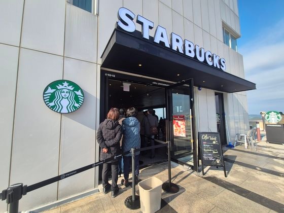 Cấm khách mang laptop vào quán tại Hàn Quốc, Starbucks bị người tiêu dùng phản ứng dữ dội - Ảnh 4