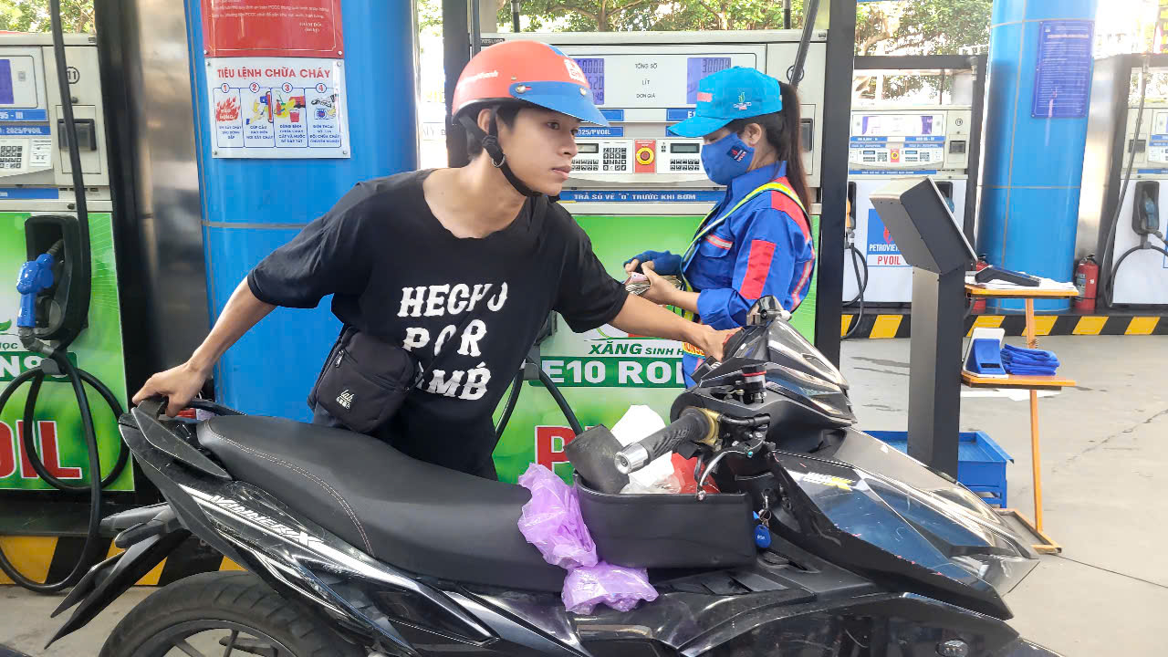 Xăng dầu đồng loạt tăng giá, diesel vượt 18 ngàn đồng/lít - Ảnh 1