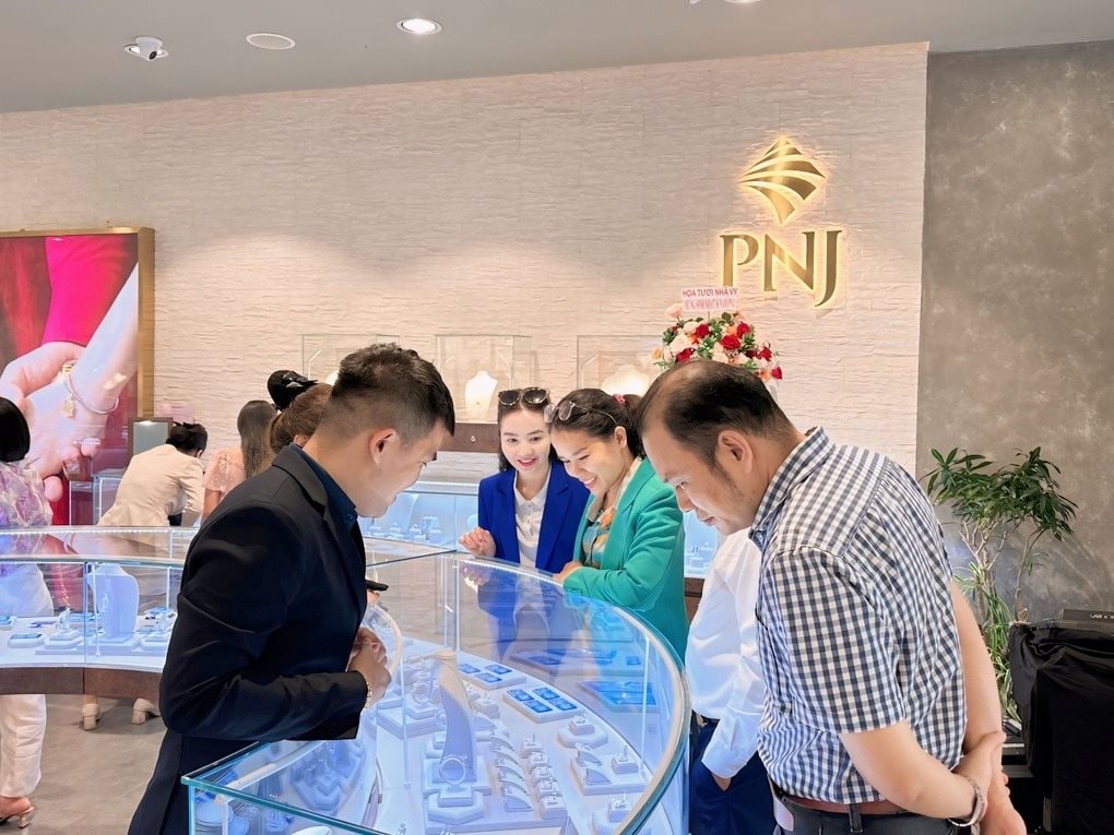Doanh nghiệp vàng bạc trang sức lớn nhất Việt Nam chịu ảnh hưởng ra sao từ Nghị định chấm dứt độc quyền sản xuất vàng miếng? - Ảnh 2