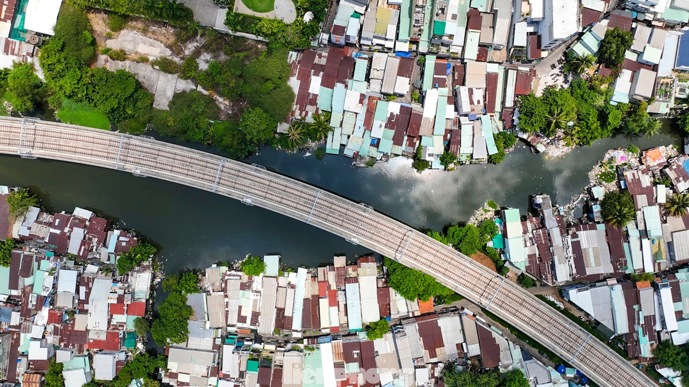 Cận cảnh con rạch ô nhiễm nặng ở TPHCM được đầu tư hơn 8.500 tỷ đồng để 'hồi sinh' - Ảnh 4