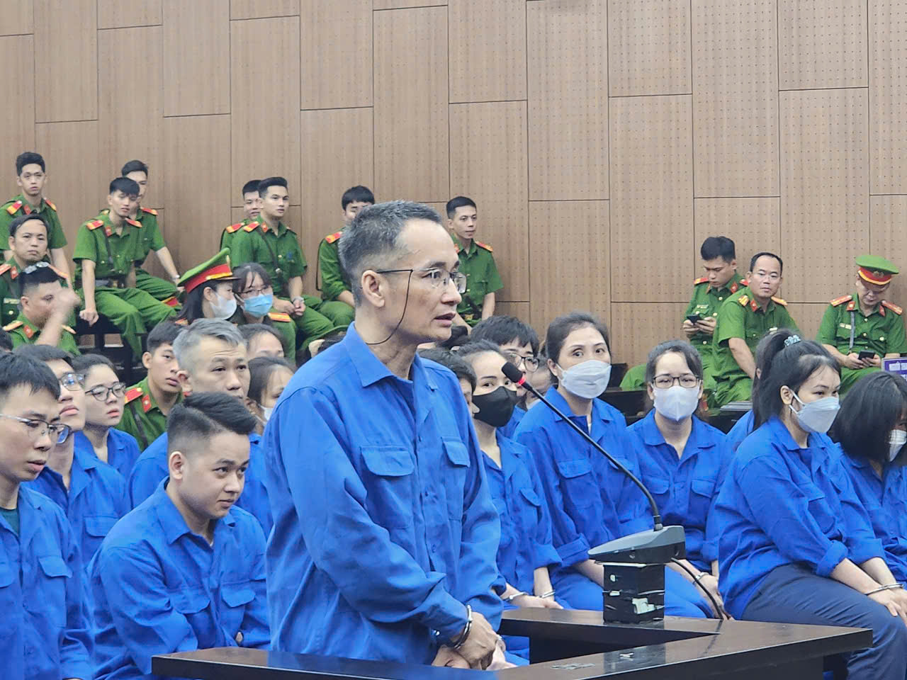 "Ông trùm" mua lại hơn 3.555 tỉ đồng nợ xấu rồi ghép ảnh, bôi nhọ để đòi nợ - Ảnh 1