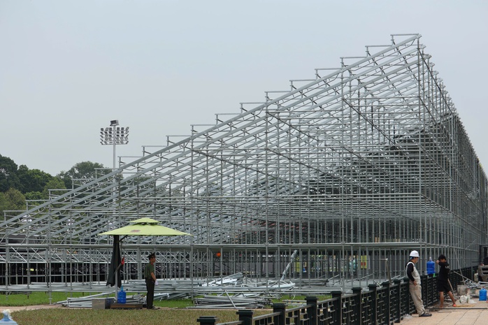 Cận cảnh khán đài 30.000 chỗ ngồi tại Quảng trường Ba Đình phục vụ đại lễ Quốc khánh 2-9 - Ảnh 1