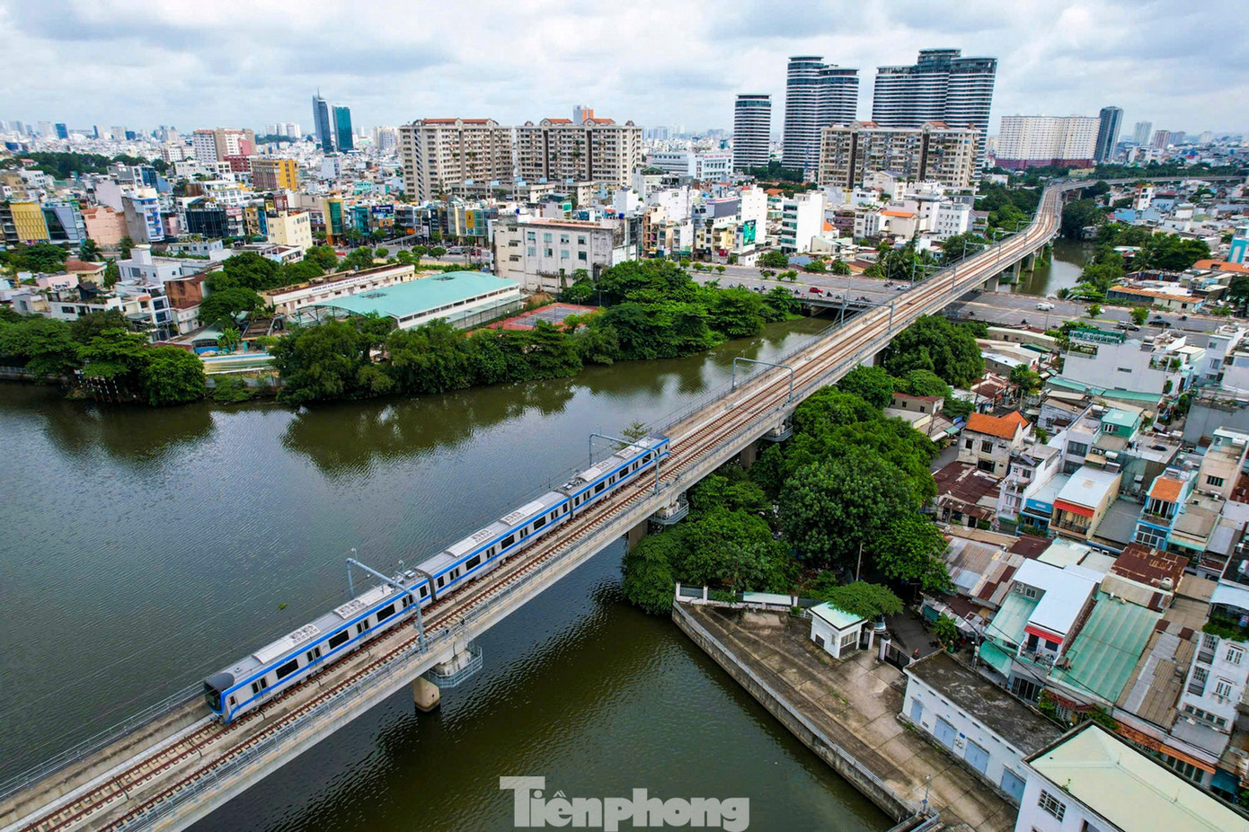 Cận cảnh con rạch ô nhiễm nặng ở TPHCM được đầu tư hơn 8.500 tỷ đồng để 'hồi sinh' - Ảnh 1