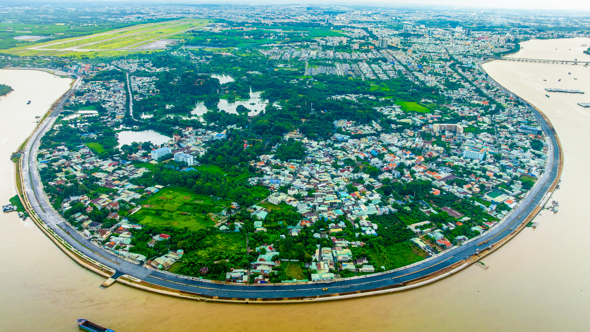 Ngắm đường ven sông trị giá gần 2.000 tỷ sắp thông xe: Cách TP.HCM một cây cầu, đẩy giá đất lên đến 200 triệu đồng/m2 - Ảnh 1