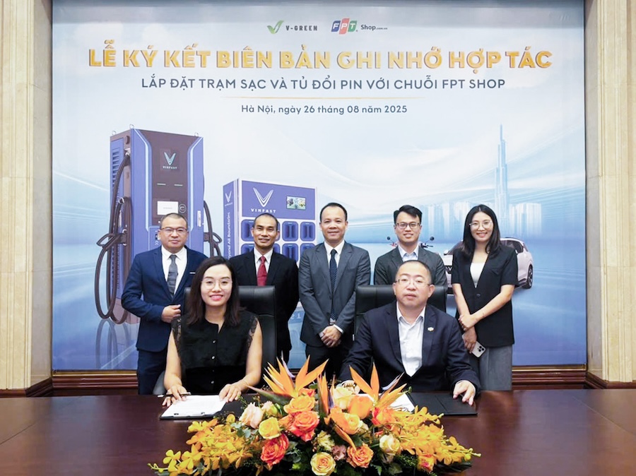 Động thái đầu tiên của VinFast trong chiến lược đổi pin xe máy điện: Bắt tay với FPT Shop, cho phép đổi pin tại tất cả cửa hàng trên toàn quốc - Ảnh 1