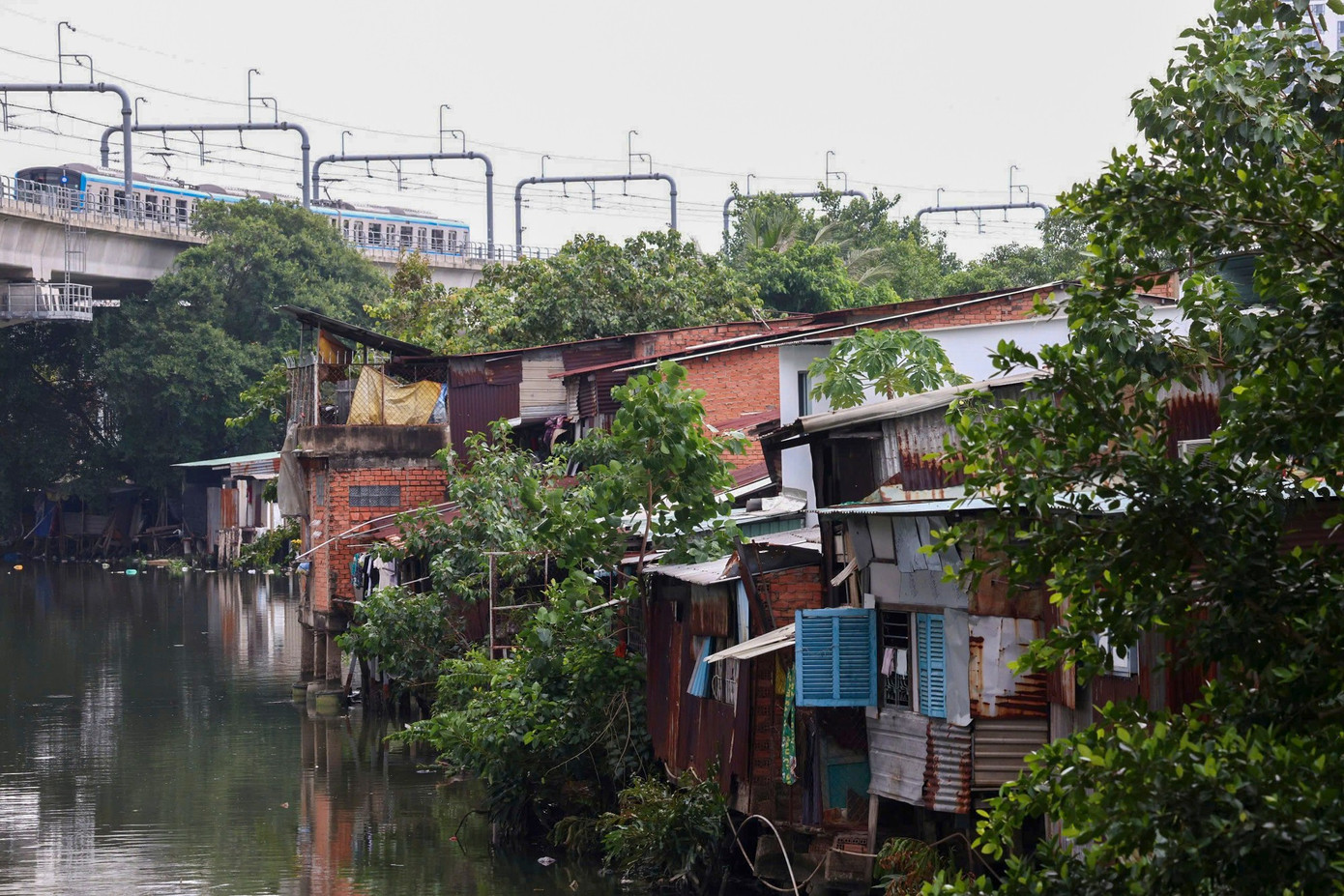 Cận cảnh con rạch ô nhiễm nặng ở TPHCM được đầu tư hơn 8.500 tỷ đồng để 'hồi sinh' - Ảnh 7