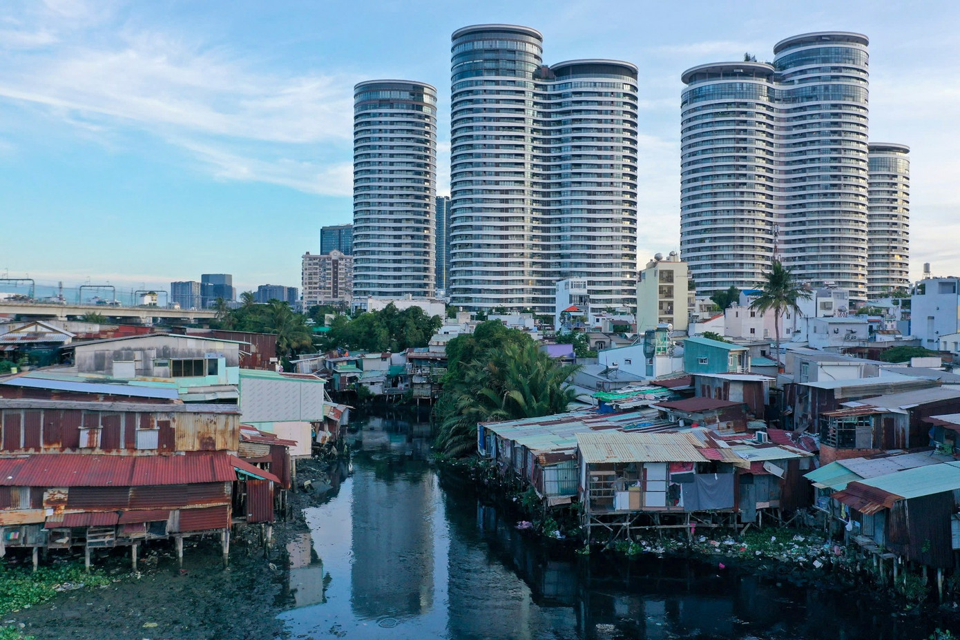 Cận cảnh con rạch ô nhiễm nặng ở TPHCM được đầu tư hơn 8.500 tỷ đồng để 'hồi sinh' - Ảnh 2