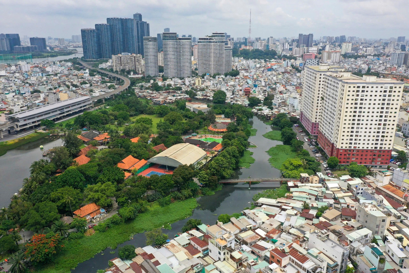 Cận cảnh con rạch ô nhiễm nặng ở TPHCM được đầu tư hơn 8.500 tỷ đồng để 'hồi sinh' - Ảnh 3