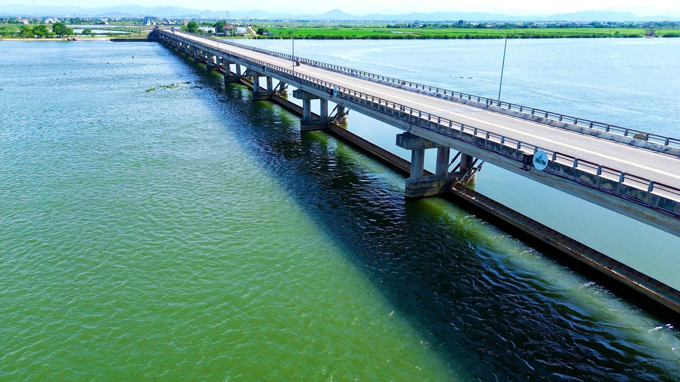 Vì sao Huế điều chỉnh thời gian sửa chữa đập ngăn mặn giữ ngọt lớn nhất Đông Nam Á? - Ảnh 1