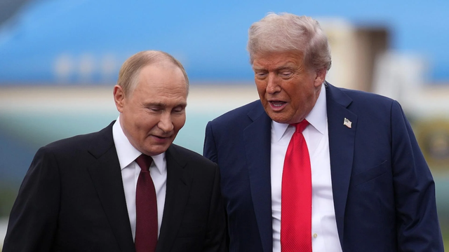 Ông Putin làm động tác lạ giữa cuộc gặp với ông Trump, hàng trăm phóng viên "căng não" - Ảnh 1