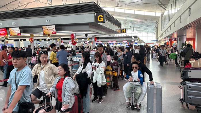 Nâng chất lượng dịch vụ sân bay: Bất tiện với quy định cởi giày, thắt lưng - Ảnh 1