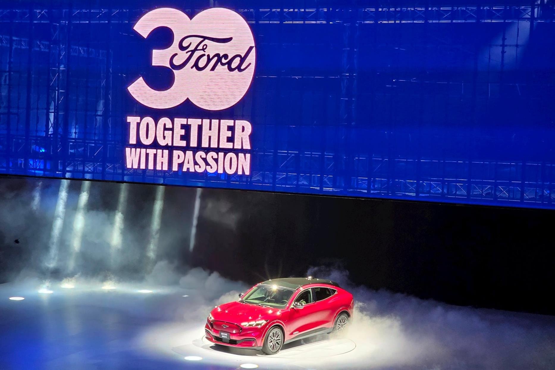 Ford chốt giá xe điện Mustang Mach E 2,6 tỷ đồng tại Việt Nam - Ảnh 1