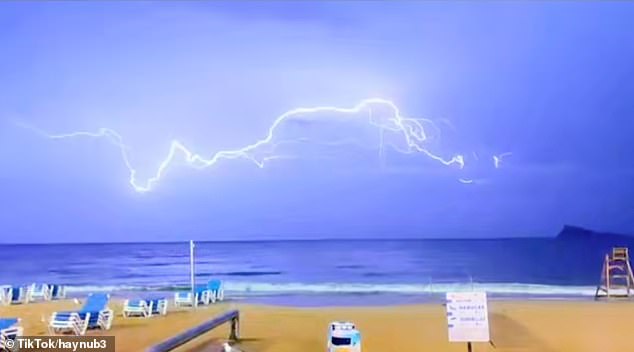 Tây Ban Nha kinh hoàng: Bão lũ bất thường tấn công khắp nơi, loạt hiện tượng lạ cùng xảy ra một lúc - Ảnh 3