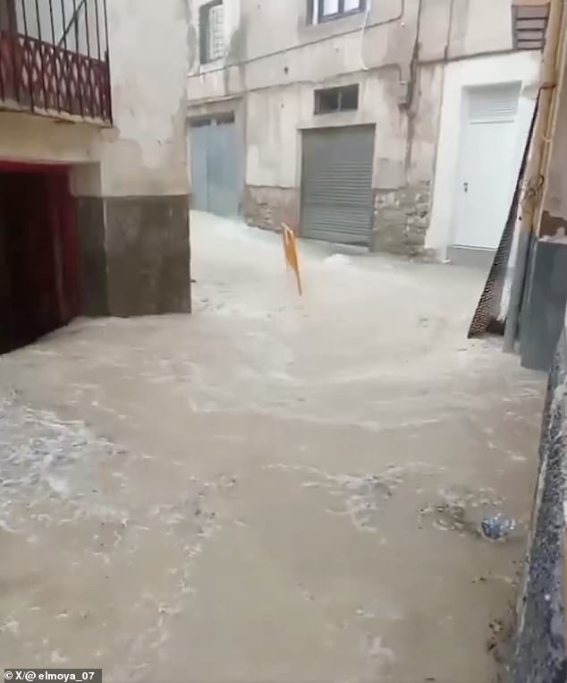 Tây Ban Nha kinh hoàng: Bão lũ bất thường tấn công khắp nơi, loạt hiện tượng lạ cùng xảy ra một lúc - Ảnh 1