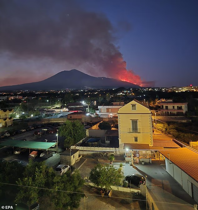 Châu Âu đang đỏ lửa như địa ngục: Người tử vong vì say nắng, nhiệt độ cao kỷ lục, cháy rừng khắp nơi và hàng ngàn người phải sơ tán - Ảnh 1