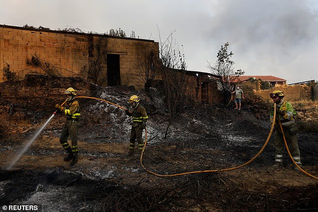 Châu Âu đang đỏ lửa như địa ngục: Người tử vong vì say nắng, nhiệt độ cao kỷ lục, cháy rừng khắp nơi và hàng ngàn người phải sơ tán - Ảnh 7