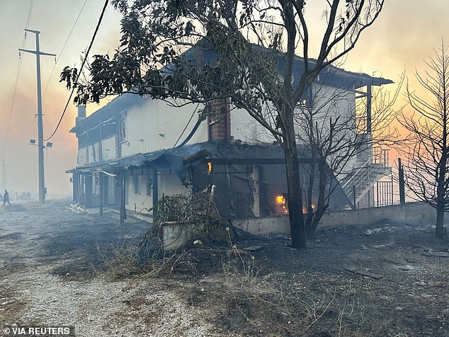Châu Âu đang đỏ lửa như địa ngục: Người tử vong vì say nắng, nhiệt độ cao kỷ lục, cháy rừng khắp nơi và hàng ngàn người phải sơ tán - Ảnh 11