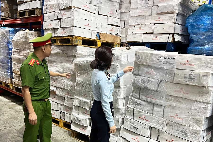 Phát hiện gần 16 tấn xương lợn đông lạnh hết hạn tại kho lạnh ở Hà Nội - Ảnh 1