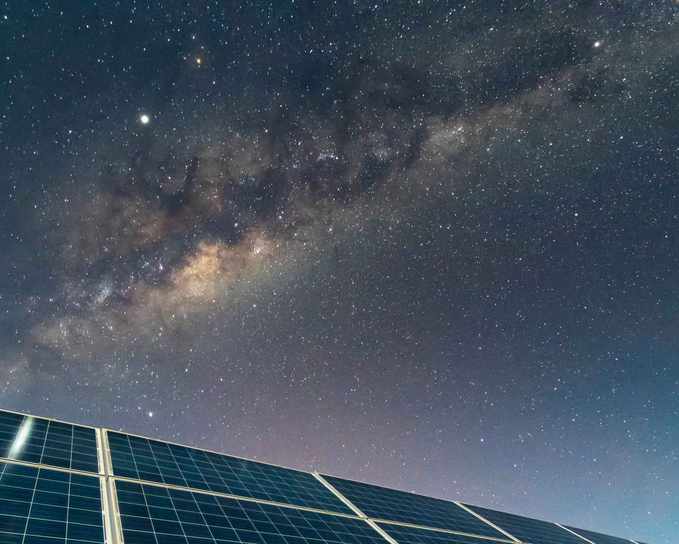 Lắp đặt pin mặt trời ngoài vũ trụ? - Ảnh 1