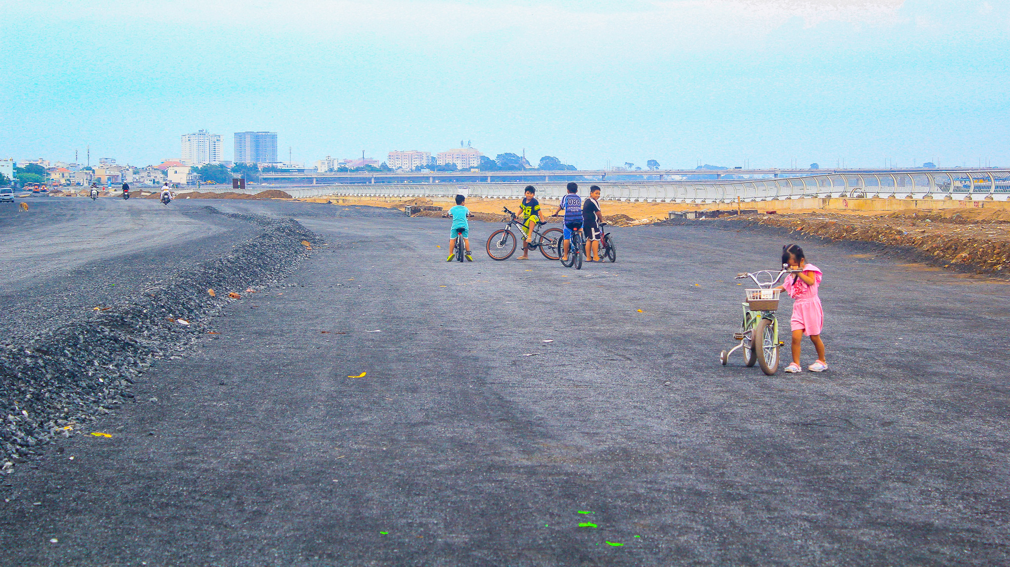 Ngắm đường ven sông trị giá gần 2.000 tỷ sắp thông xe: Cách TP.HCM một cây cầu, đẩy giá đất lên đến 200 triệu đồng/m2 - Ảnh 12