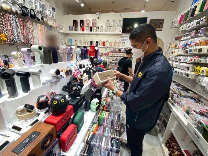 Một thiếu tướng chỉ huy cuộc đột kích, triệt phá đường dây buôn bán loa Marshall giả, bắt giữ 6 đối tượng và tịch thu hơn 200 sản phẩm - Ảnh 2