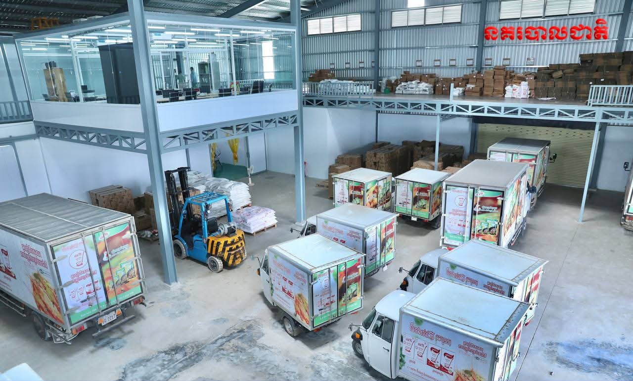 Đột kích một nhà máy, công an triệt phá đường dây sản xuất bột ngọt giả nhập lậu từ Trung Quốc, tịch thu hơn 30 tấn sản phẩm chuẩn bị phân phối - Ảnh 1