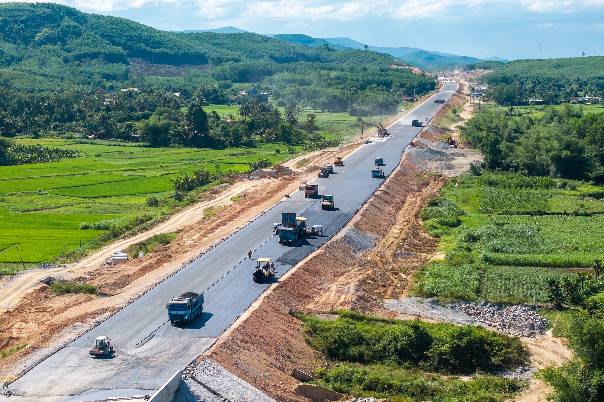 3.100 người, 1.150 thiết bị làm ngày đêm, liên danh Đèo Cả quyết tâm vượt tiến độ dự án lớn nhất cao tốc Bắc - Nam theo chỉ đạo của Thủ tướng - Ảnh 1