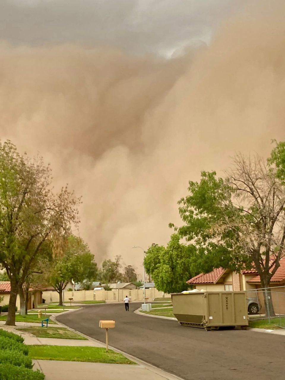 Bão bụi "nuốt chửng" một thành phố ở Mỹ: Video ghi lại khung cảnh không tưởng - Ảnh 2