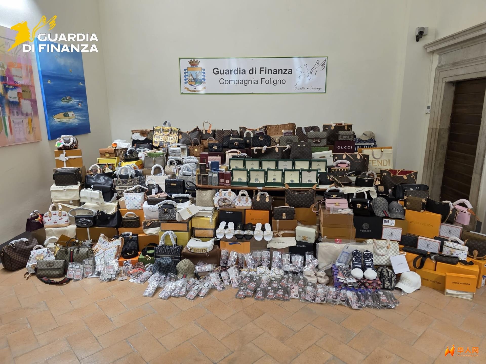 Đột kích một cửa hàng, công an triệt phá đường dây buôn hàng hiệu giả qua TikTok do người Trung Quốc điều hành, tịch thu hơn 2.300 sản phẩm - Ảnh 1