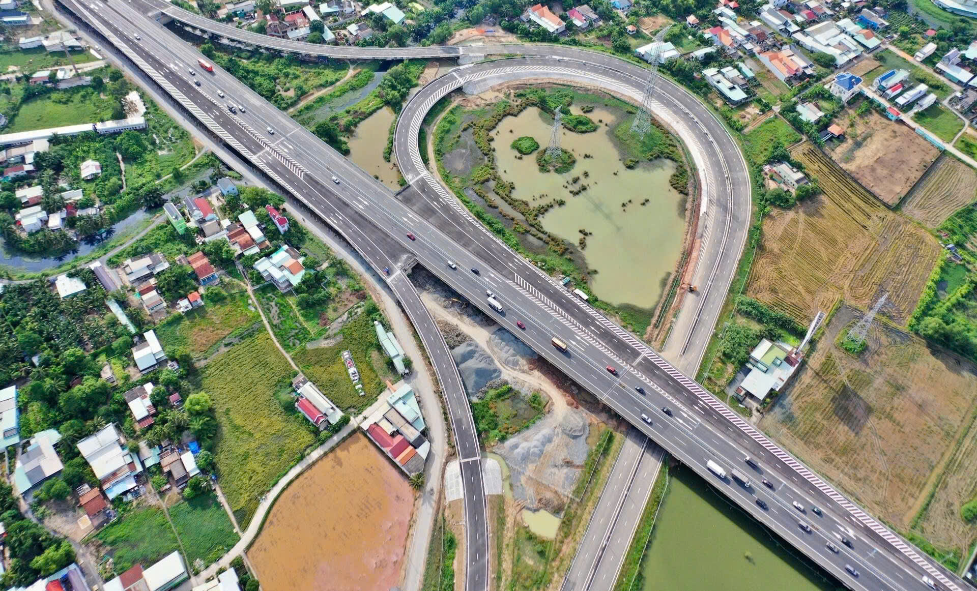 “Bộ đôi sóng” ông lớn và hạ tầng tỉ đô cùng lúc đổ bộ, bất động sản phía Tây Tp.HCM liên tục có chuyển động mới - Ảnh 1