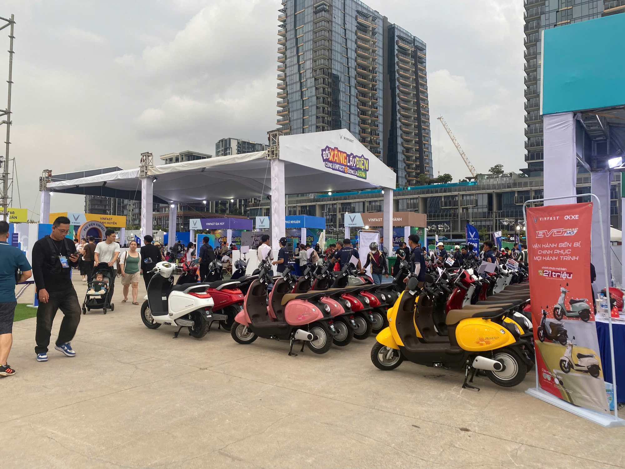 Cuối tuần, hàng ngàn người dân TP HCM mang xe xăng đi đổi xe máy điện - Ảnh 3