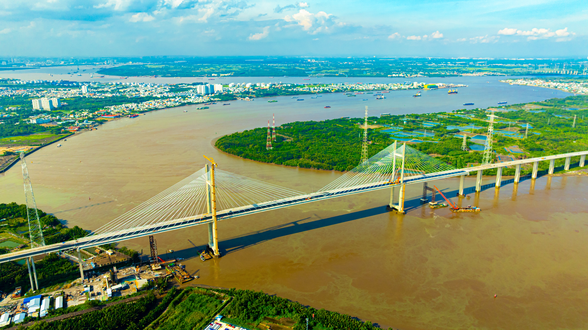 Ngắm cầu dây văng cao nhất Việt Nam sắp thông xe, siêu dự án 9 tỷ USD của tỷ phú Phạm Nhật Vượng được hưởng lợi - Ảnh 2