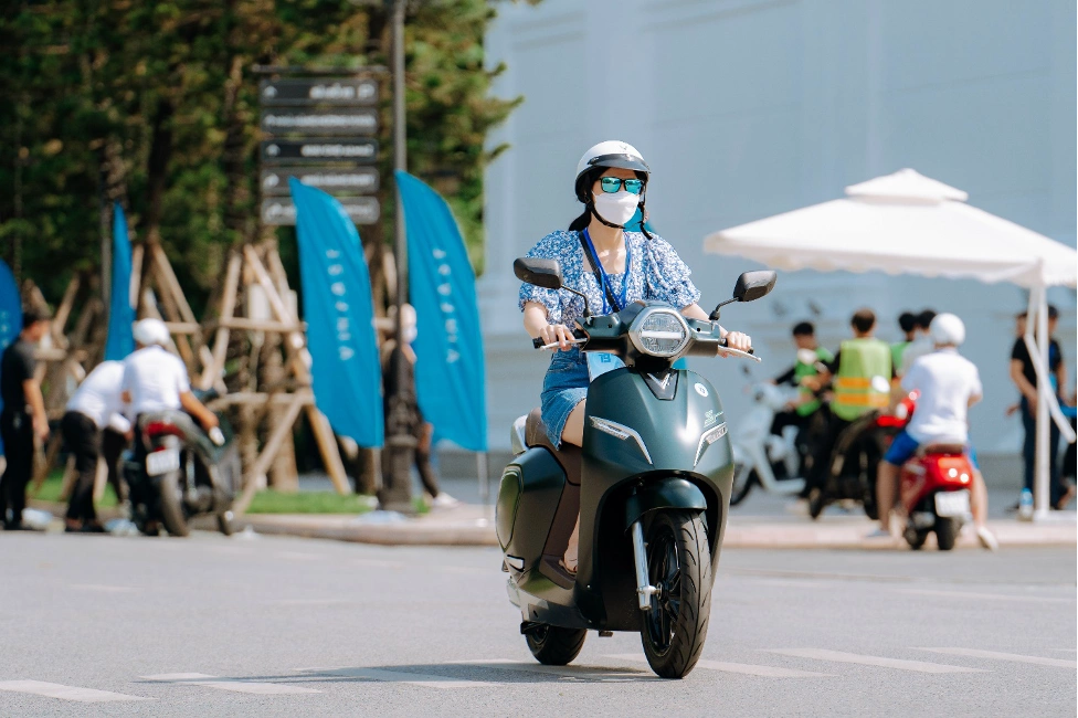 VinFast quyết tâm 'phủ' xe điện toàn Hà Nội: Bắt tay 12 ngân hàng và tổ chức tài chính, hỗ trợ người dân thủ đô vay tới 90%, lãi suất thấp hơn 3-4% - Ảnh 1