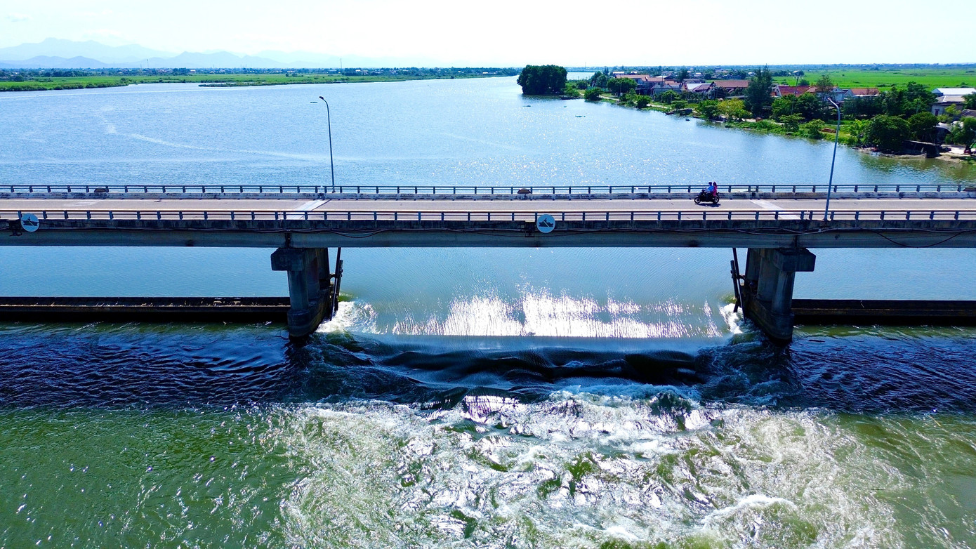 Vì sao Huế điều chỉnh thời gian sửa chữa đập ngăn mặn giữ ngọt lớn nhất Đông Nam Á? - Ảnh 2