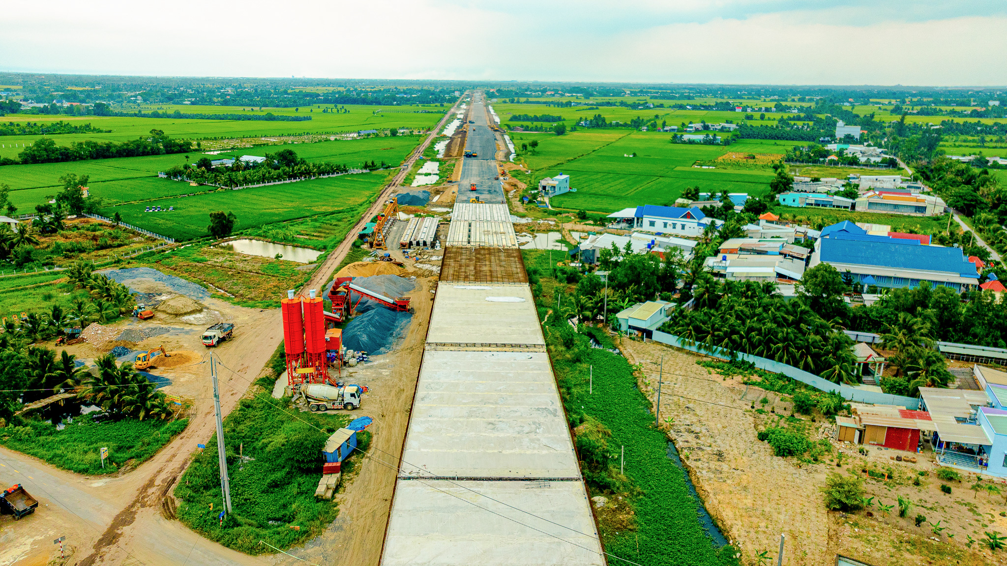 Toàn cảnh đoạn vành đai 3 qua Long An cũ: Đường đang trải nhựa, sắp thông xe...loạt dự án xung quanh cháy hàng, tăng giá - Ảnh 2