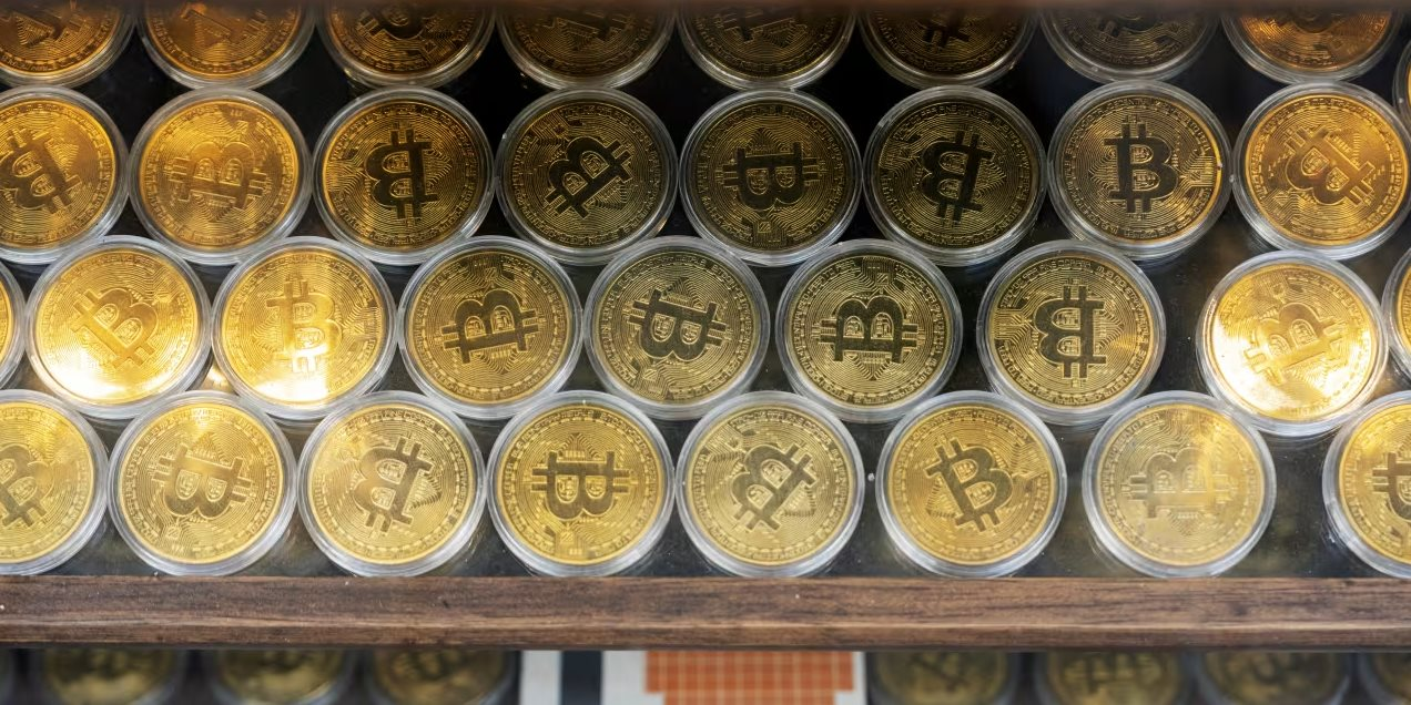 Cơn bão tiền số trị giá 86 tỷ USD quét qua thị trường chứng khoán: Doanh nghiệp đua nhau gom hàng thổi giá, tạo nên ‘bong bóng’ mới trong thế kỷ 21 - Ảnh 3