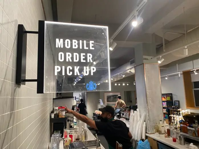 Starbucks từ bỏ mô hình cửa hàng nhận đặt online - Ảnh 4