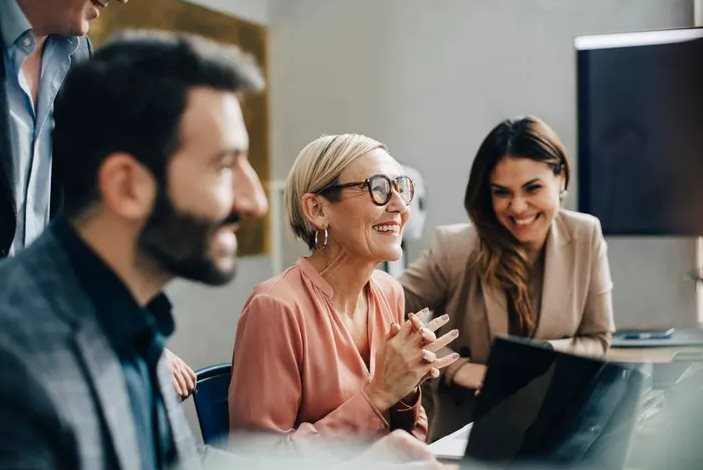 Công ty nhà người ta: Nhân viên mất vì bị cây rơi trúng, gia đình vẫn nhận lương trong 10 năm, con cái được phát 25 triệu đồng/tháng cho đến năm 19 tuổi - Ảnh 1