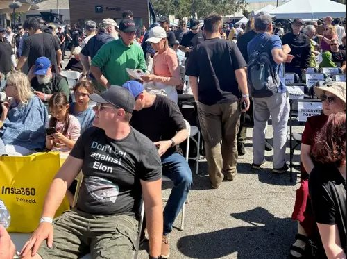 Bên trong ‘giáo phái’ Tesla: Một ngày đột nhập câu lạc bộ tín đồ của Elon Musk - Ảnh 3