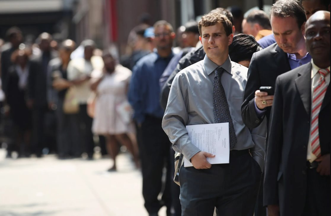 Hơn 50% trong gần 400 ngành kinh tế sa thải lao động: Chuyện gì đang diễn ra với nền kinh tế số 1 thế giới? - Ảnh 1