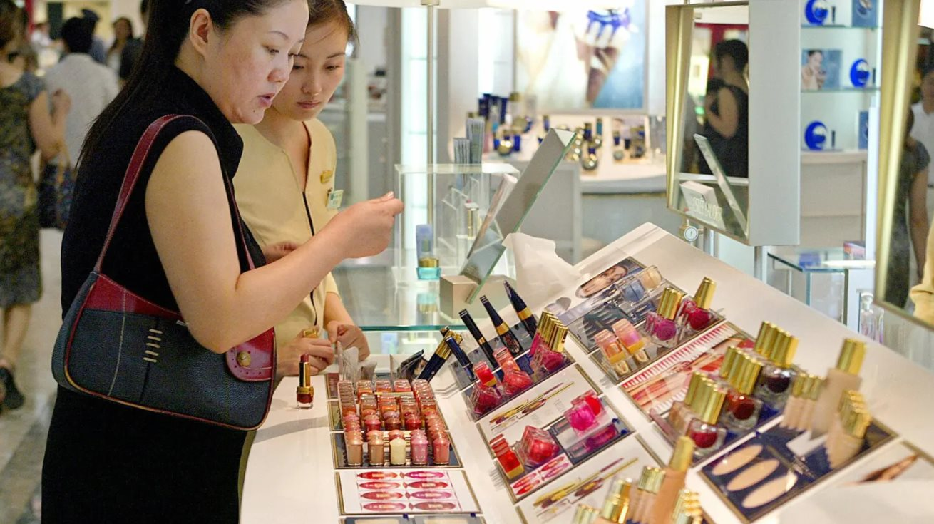 Tiêu dùng tự sướng: Trào lưu mới của Gen Z khi kinh tế lạm phát, lãi suất cao và sa thải hàng loạt - Ảnh 1