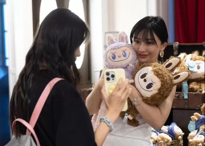 Tiêu dùng tự sướng: Trào lưu mới của Gen Z khi kinh tế lạm phát, lãi suất cao và sa thải hàng loạt - Ảnh 3