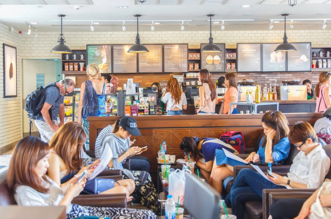 Cấm khách mang laptop vào quán tại Hàn Quốc, Starbucks bị người tiêu dùng phản ứng dữ dội - Ảnh 1